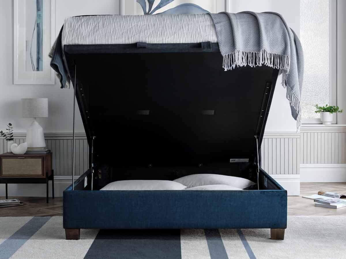 Newton-Deep-Ocean-Blue,-Lifestyle-lr1