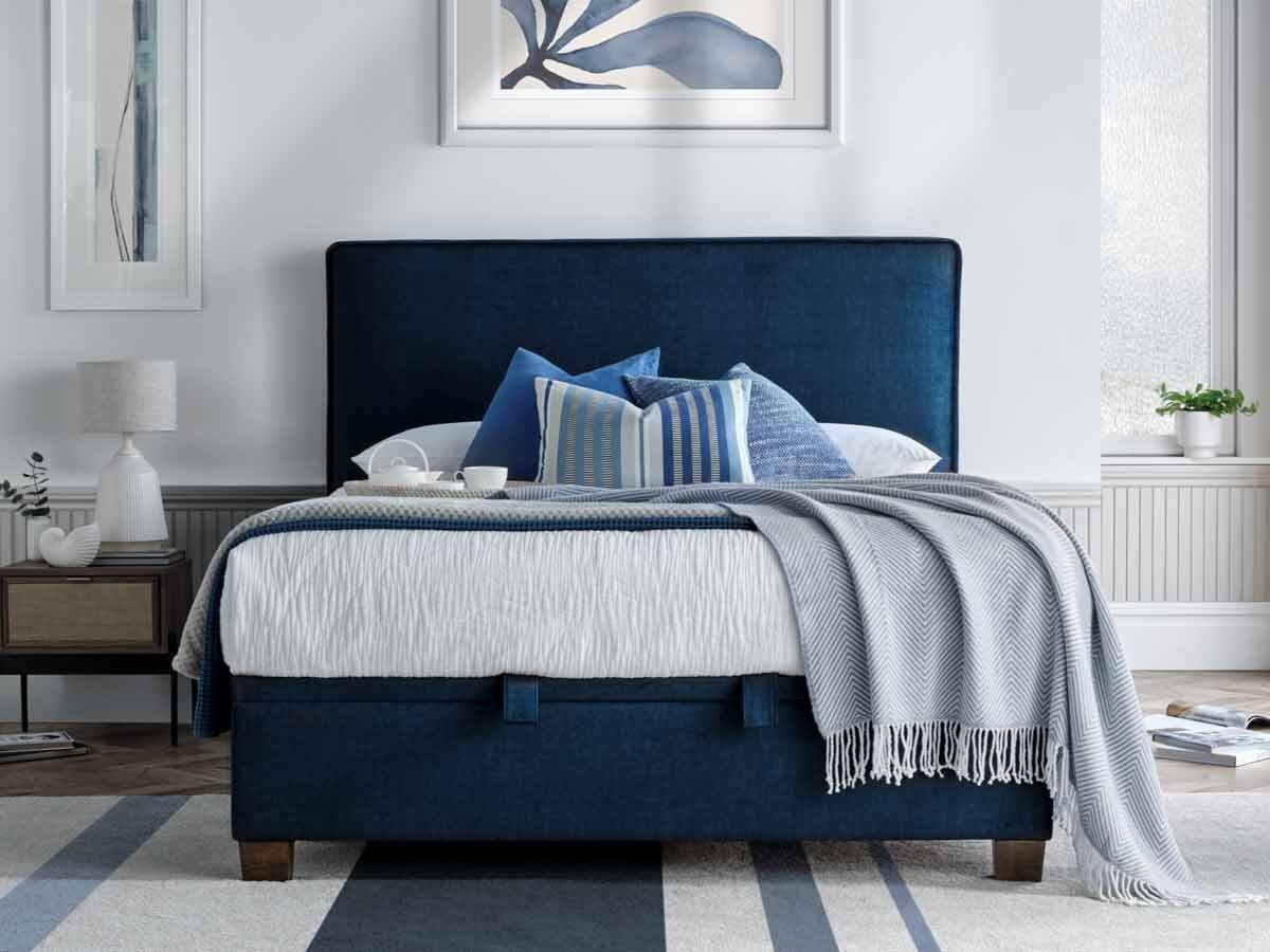 Newton-Deep-Ocean-Blue,-Lifestyle-lr2