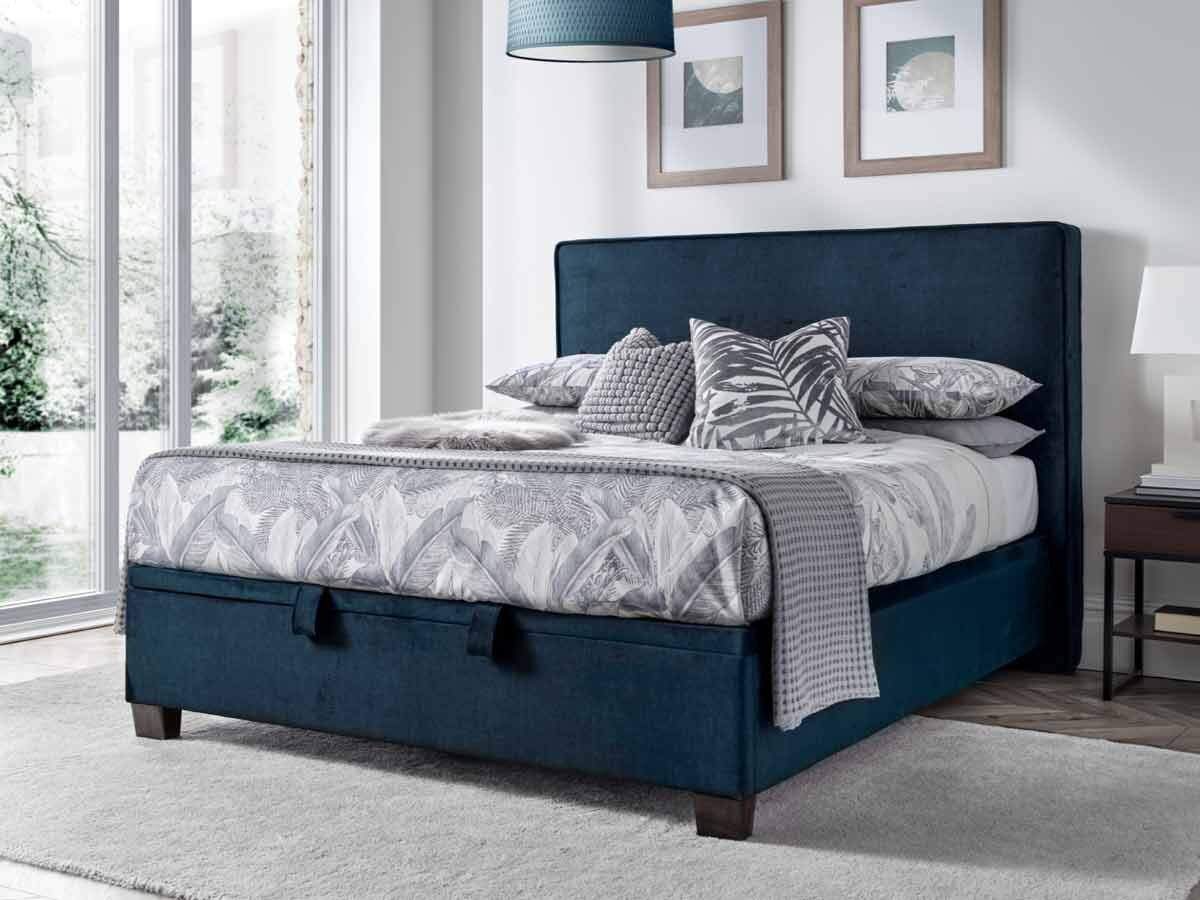Newton-Deep-Ocean-Blue,-Lifestyle-lr4